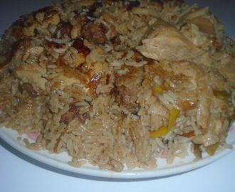 Tajine aux poulet, riz, viande hachée et légumes frits
