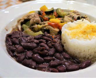 Brasiliansk middag: Kylling med ris, bønner og grønnsaker.