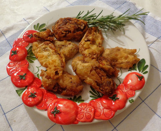 Twee populaire fritters van  Antonio Carluccio, een met bloemkool en een met tomaat