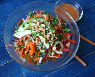 Thai saláta mogyoróvajas öntettel