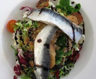 Amanida de tomàquet, sardines marinades i tonyina amb vinagreta de mostassa