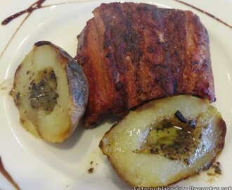 Costella ibèrica de porc a la planxa amb patata al caliu i mantega aromatitzada a l'all negre