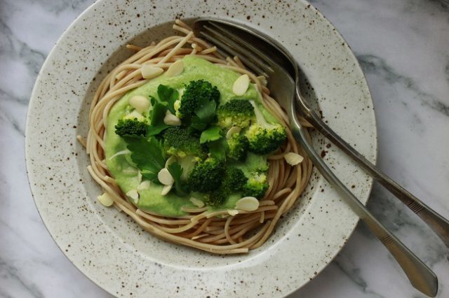 RECEPT: Celozrnné špagety s brokolicovou omáčkou