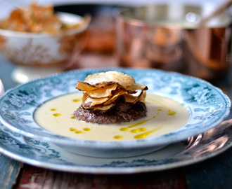 Jerusalem artichoke soup served with a game burger and Jerusalem crisps / Sopa de girassol batateiro, servida com hamburguer de caça e crisps de girassol batateiro.