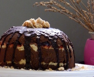 Σοκολατένια τούρτα γενεθλίων με κουραμπιέδες κι ένα Giveaway