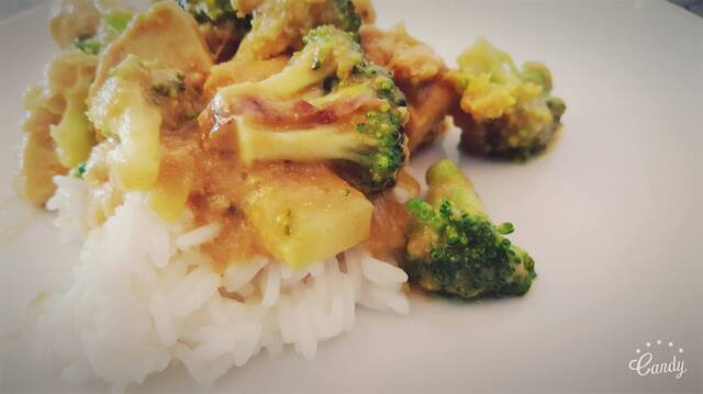 Chicken with broccoli in peanutbutter