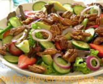 GARDEN SALAD WITH CANDIED PECANS