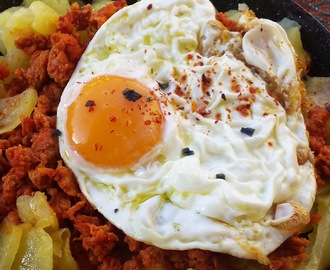 Huevos con patatas y picadillo de chorizo ¡en 10 minutos!