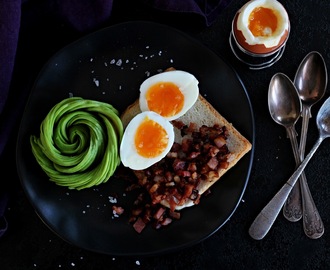 Avokádo, slanina a vejce - perfektní snídaně