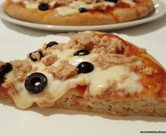 Pizza con tonno, mozzarella, olive e lievito madre