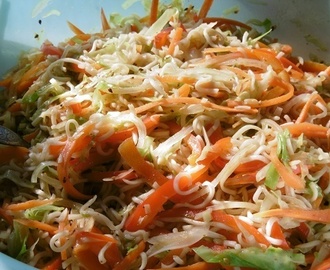 Stir-fried noodle & vegetable salad