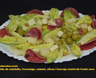Amanida de cabdells, formatge, salami, olives i barreja còctel de fruits secs