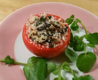 Tomaten gevuld met kruidenmengsel