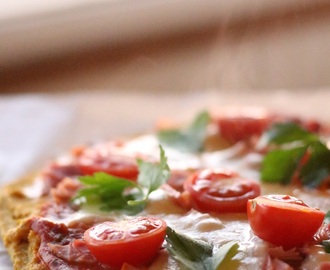 Pizza com base de abóbora e aveia com tomate, mozzarella e fiambre