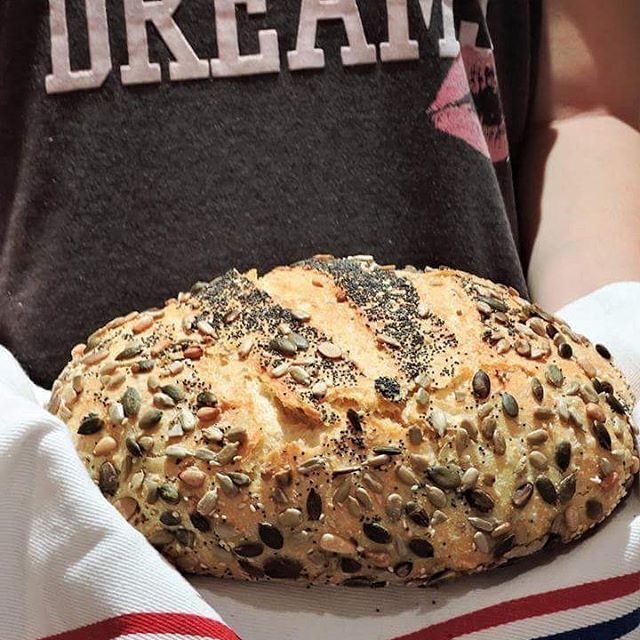 Pan casero con harina de maiz y semillas