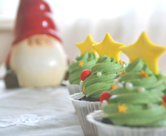 Gingerbread muffins with Christmas tree