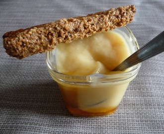 Crèmes dessert aux pommes sur lit de caramel