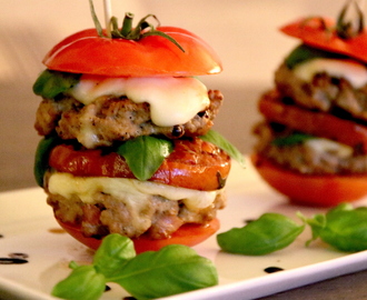 Josefines ‘Double Decker’ tomat burger: 2 baconburgere, balsamicomarinert bifftomat, mozzarella og basilikum