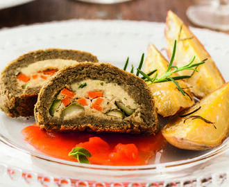Receita vegana de rocambole de lentilha com legumes e batatas rústicas doces