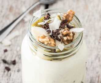 Yoghurt ontbijt met peer, walnoten cacao nibs en kokos