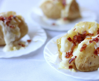 Baked Potato with Cheese Sauce and Bacon