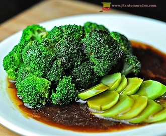 Blanched Broccoli in Garlic Oyster Sauce
