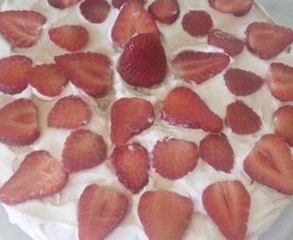 Πανεύκολη τούρτα φράουλα με 4 μόνο υλικά, από το sokolatomania.gr!