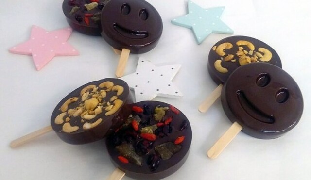 Νηστίσιμα γλειφιτζούρια με μαύρη σοκολάτα, αποξηραμένα φρούτα και ξηρούς καρπούς, από τον Μιχάλη Σαράβα και το ionsweets.gr!