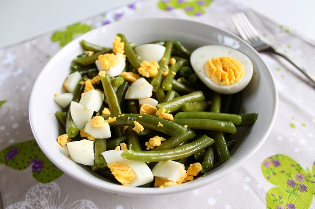 Fagiolini con uova sode/  Зеленая фасоль с яйцом