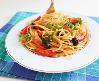 Spaghetti con rucola e olive nere/ Спагетти из цельнозерновой муки с рукколлой и оливками