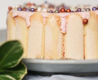 Aardbeienmousse taartje met witte chocolade.