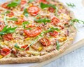 Pizza med pesto, skinke & tomat (glutenfri)