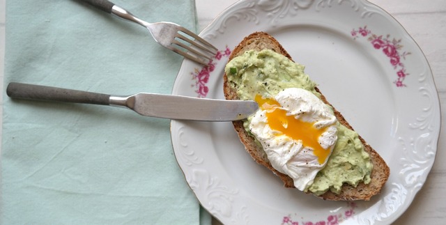 gezond ontbijt: brood met avocadomousse en een gepocheerd ei