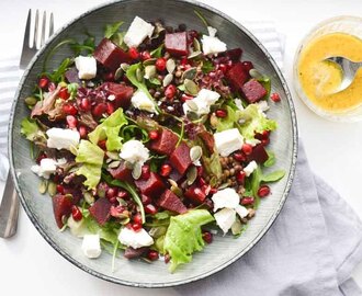 Snelle Lunch Salade met Linzen, Bietjes, Feta en Granaatappel