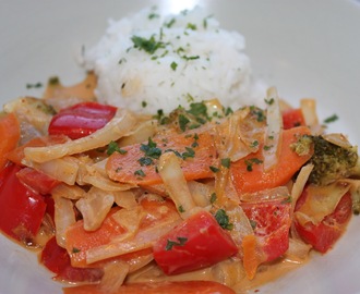 Vegetarisk thaigryta med grönsaker och röd curry