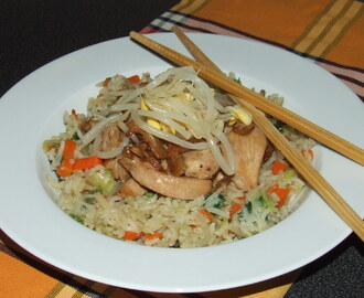 Egyszerű ázsiai pirított csirke zöldséges rizzsel
