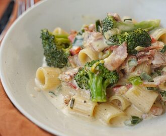 Enkel pasta med bacon, broccoli, paprika och purjolök