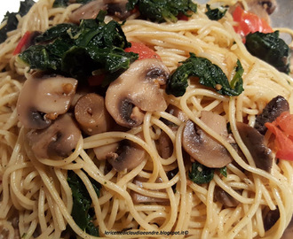 Spaghetti con cavolo nero e funghi champignon