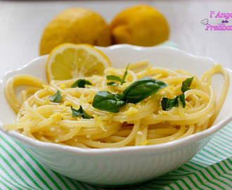 Spaghetti al limone al profumo di basilico. Ricetta veloce e con pochissimi ingredienti