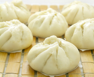 Siopao -Asado (Steamed buns with chicken filling)