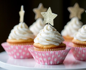 White Cupcakes with Vanilla Buttercream