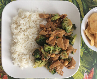 Rijst met pinda, broccoli en vega kip