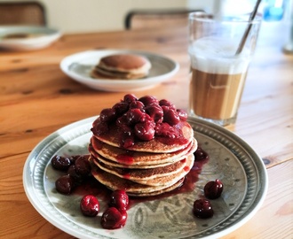 Vegan frühstücken: Vollkorn-Pancakes mit Mandeln und Mohn