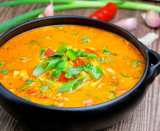 Romige Indiase currysoep met gemarineerde kip en groenten