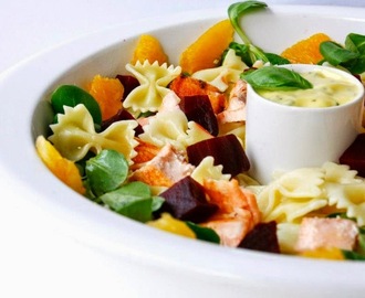 Salada fria de massa com salmão e maionese de manjericão