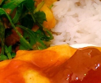 Rode curry vlees met mango en rucola