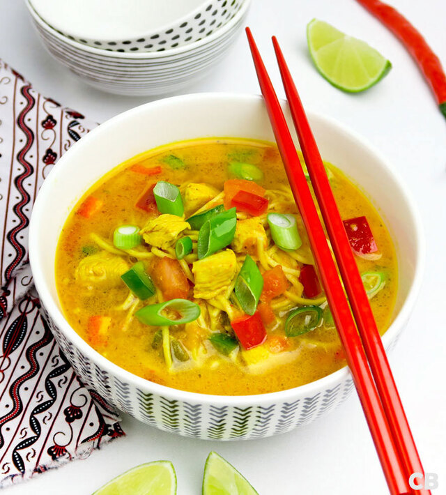 Thaise currysoep met noedels, kip en groenten