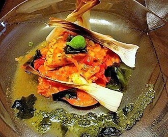 Bacalao confitado en crema de tomate, algas y crujiente de puerros