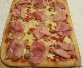 Pizza con semola di grano duro, emmental, olive, prosciutto e lievito madre