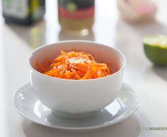 Receptje voor een wortelsalade met gember, limoen, mosterd en sesamzaadjes